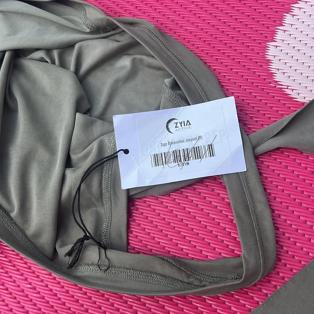 Zyia activewear jumpsuit size M NWT - Picture 8 of 11